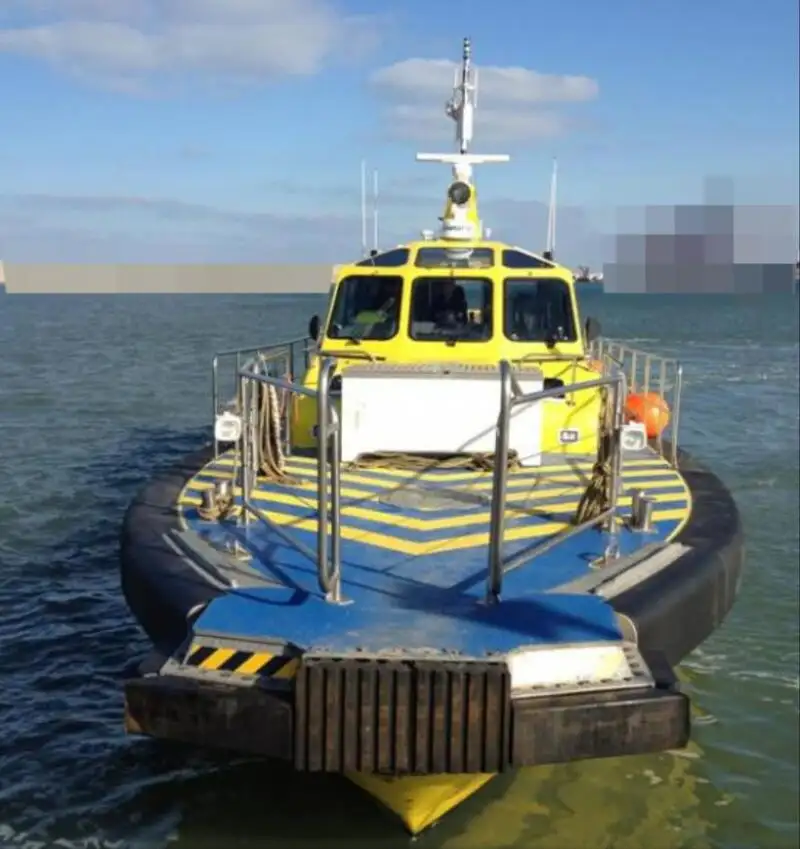Barco de tripulação à venda