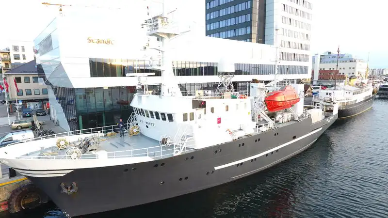 Navio porta-contêineres à venda