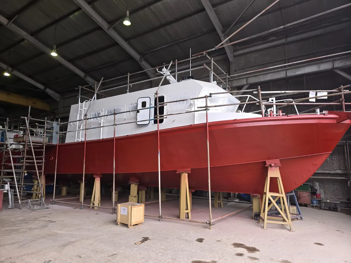 Barco de tripulação à venda