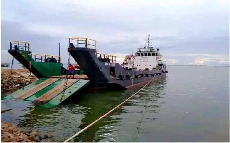 Balsa de desembarque, tanque à venda