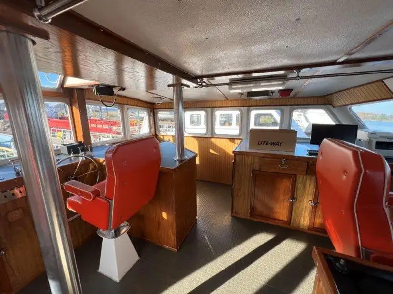Barco de tripulação à venda