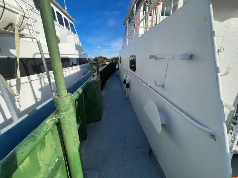 Barco de tripulação à venda