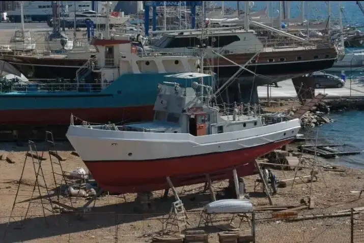 Navio de combate a incêndios à venda