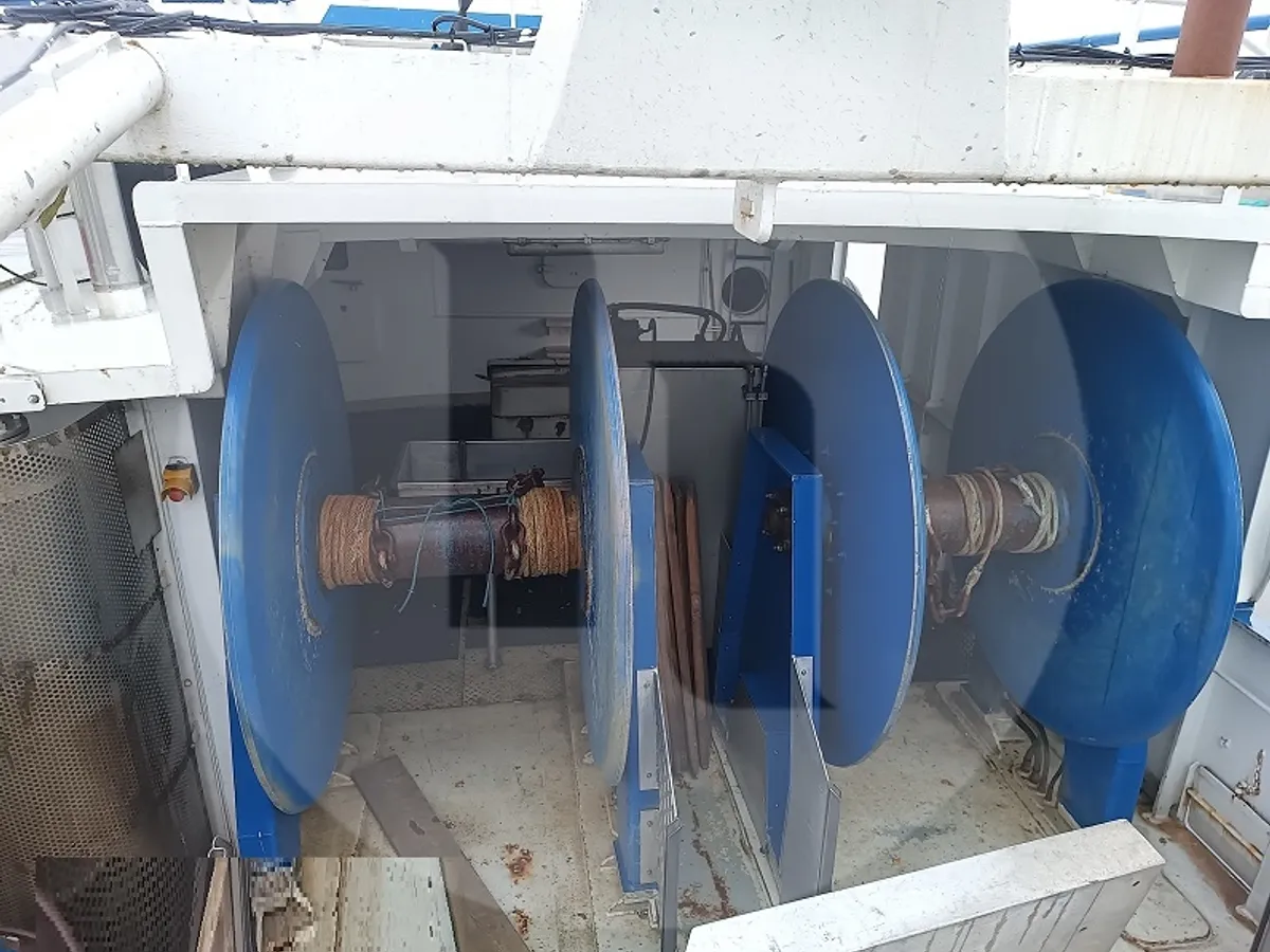 Navio transportador de peixes vivos à venda