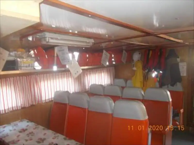 Barco de tripulação à venda