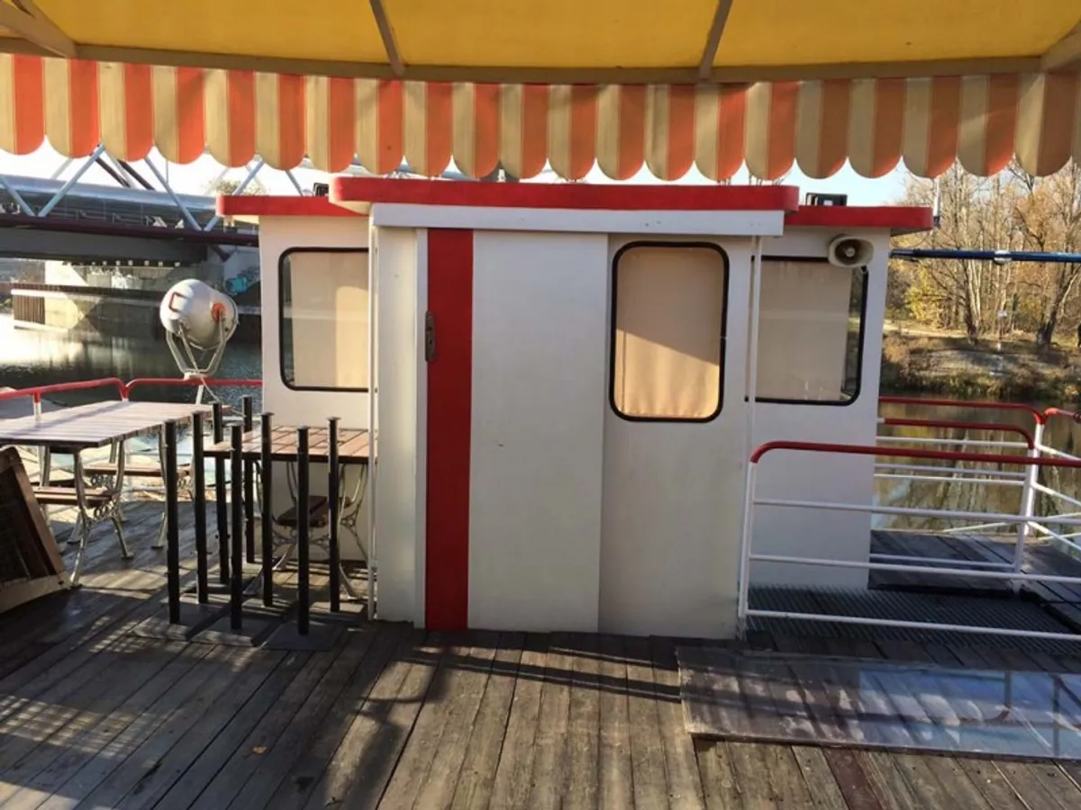 Navio porta-contêineres à venda
