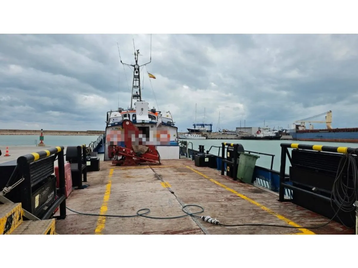Barco de tripulação à venda