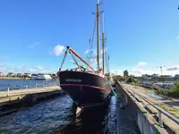 Navio restaurante à venda
