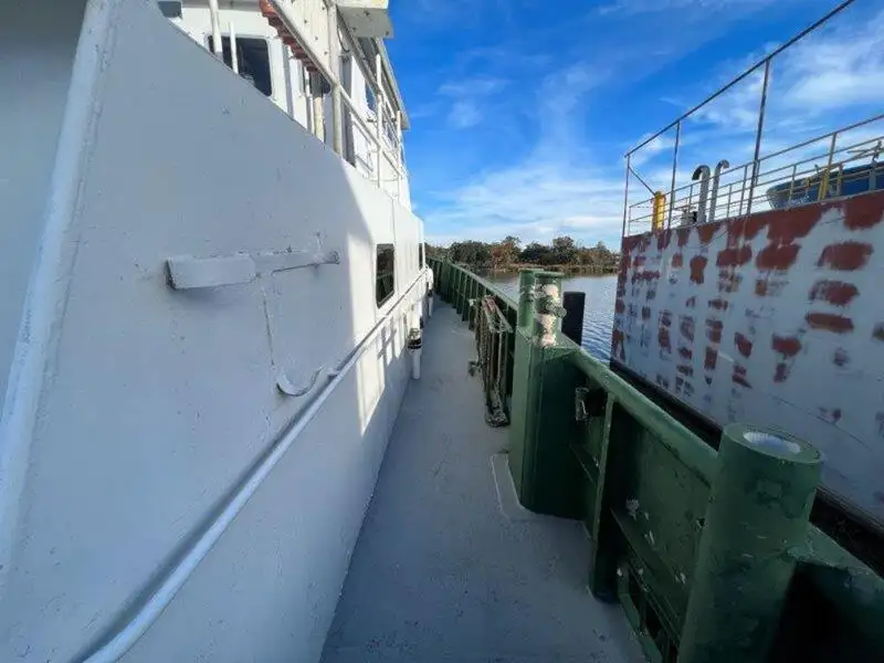 Barco de tripulação à venda