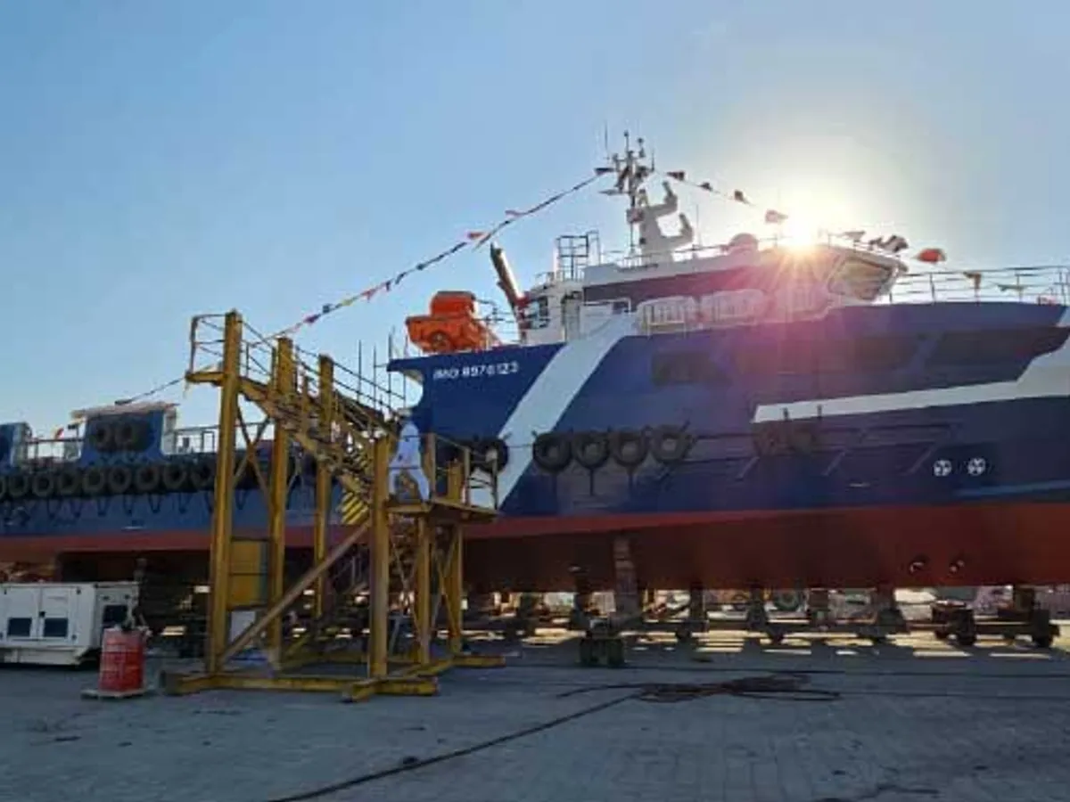 Barco de tripulação à venda