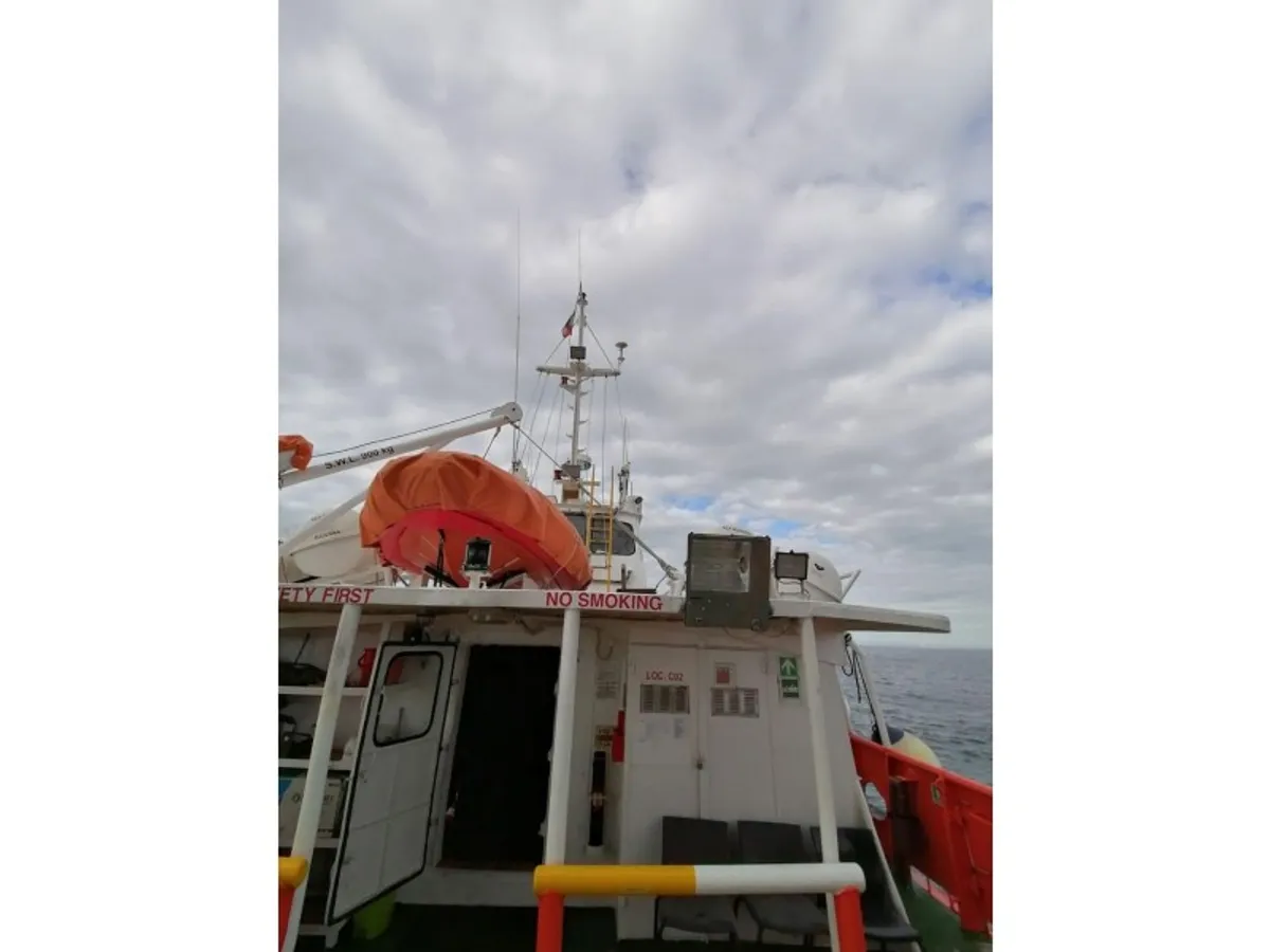 Barco de tripulação à venda