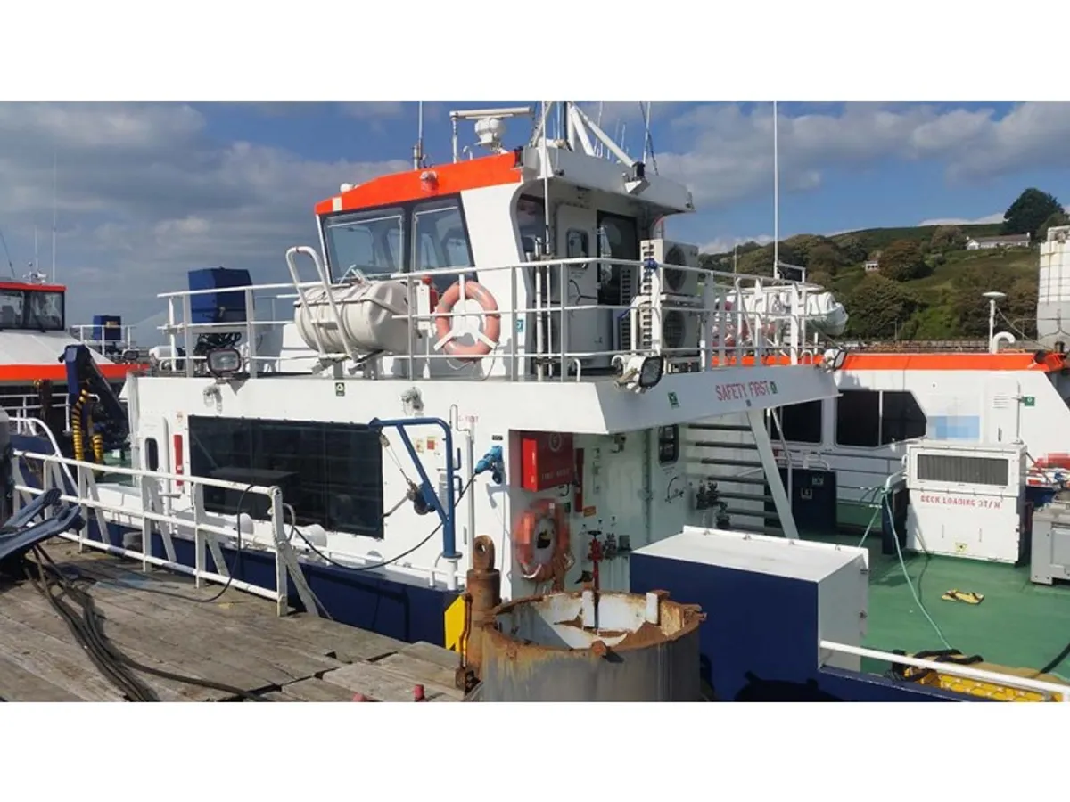 Barco de tripulação à venda