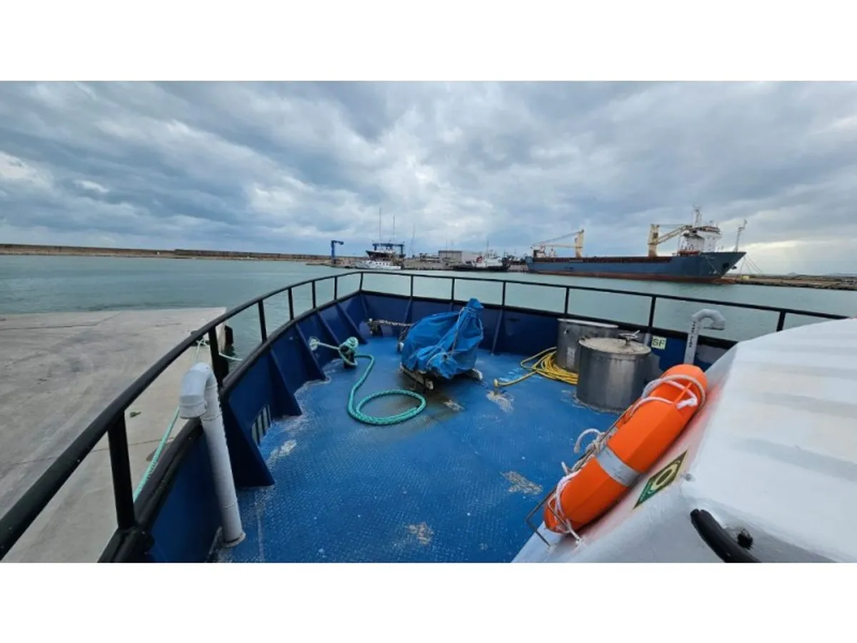 Barco de tripulação à venda