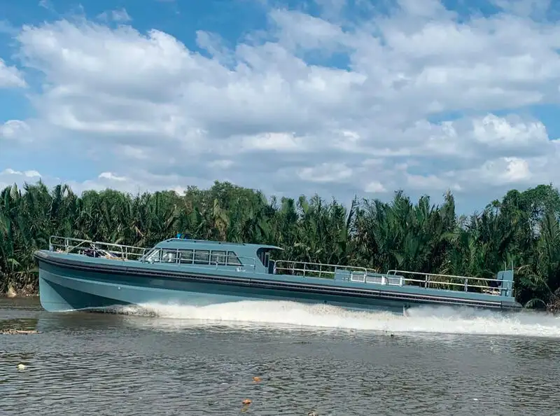 Barco de tripulação à venda