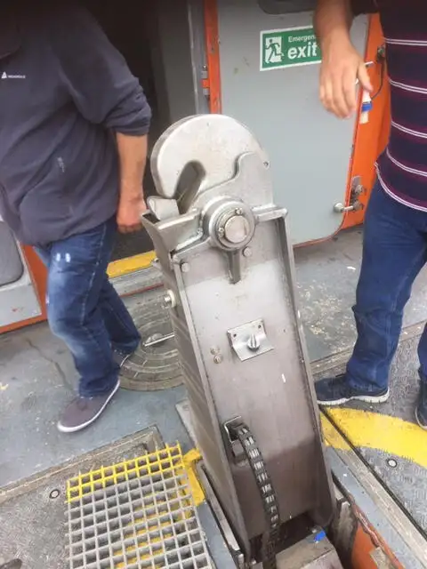 Barco de tripulação à venda