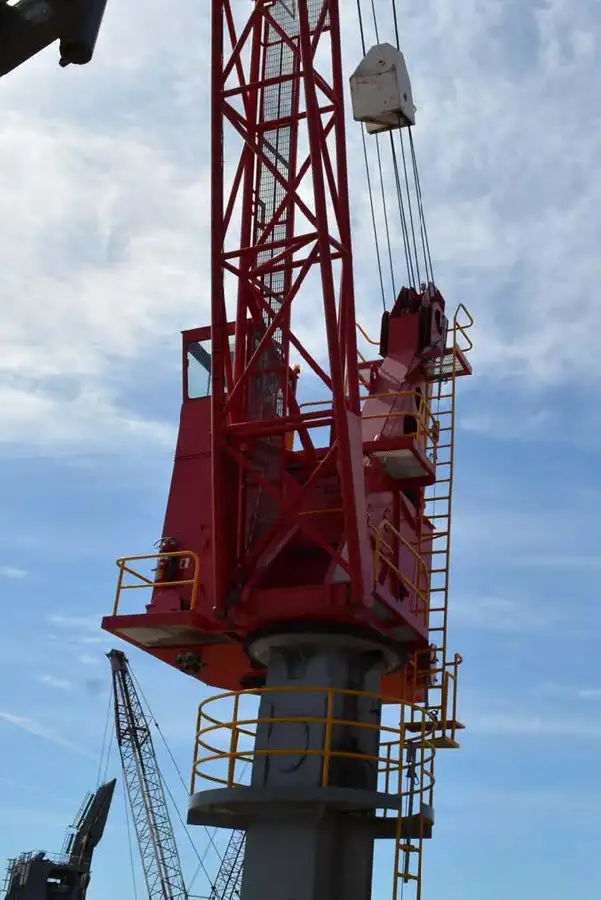 Navio transportador de GNL à venda