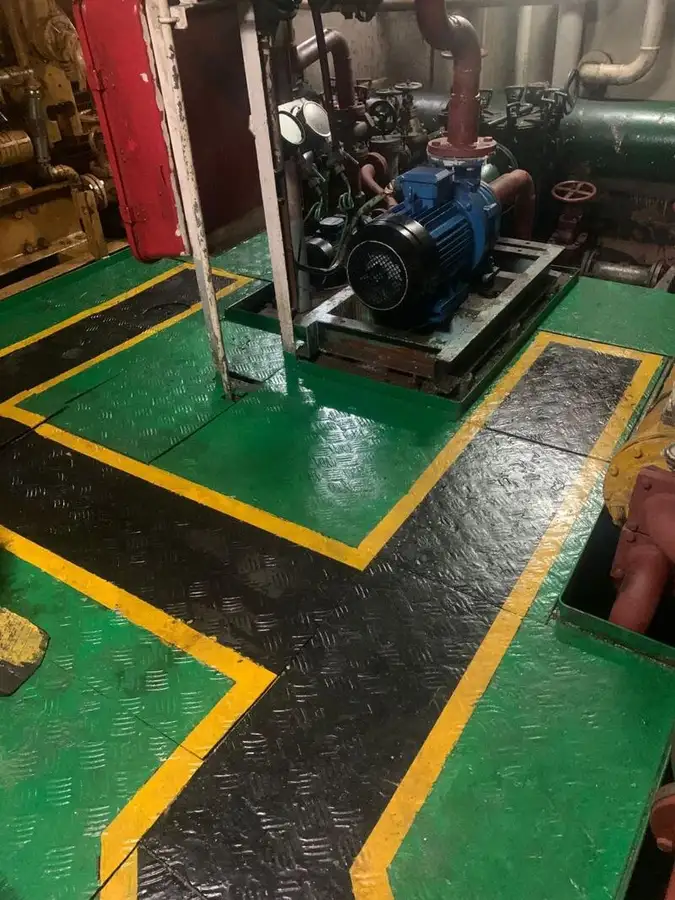 Navio de abastecimento à venda