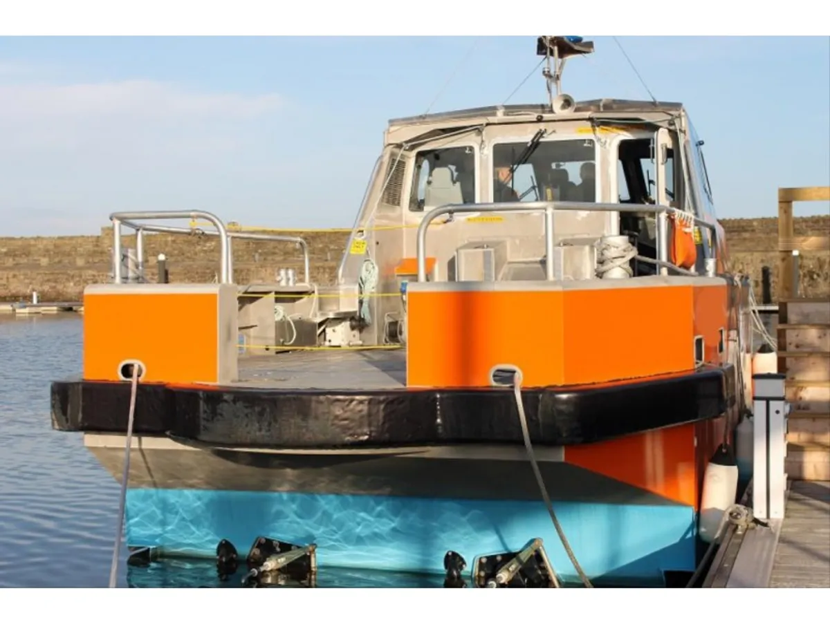 Barco de tripulação à venda