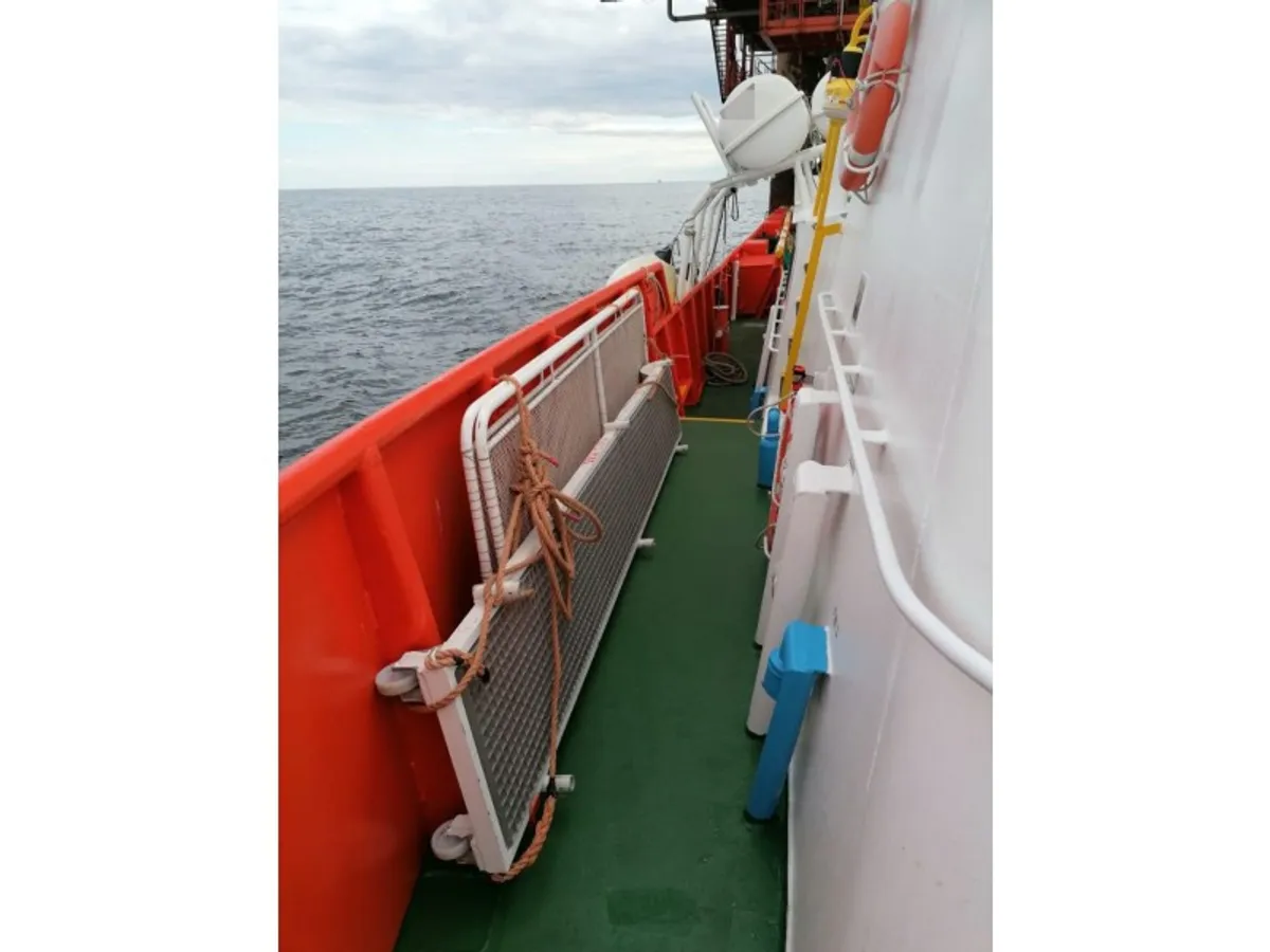 Barco de tripulação à venda