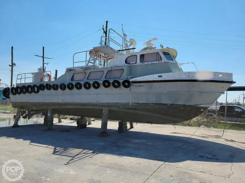 Barco de tripulação à venda