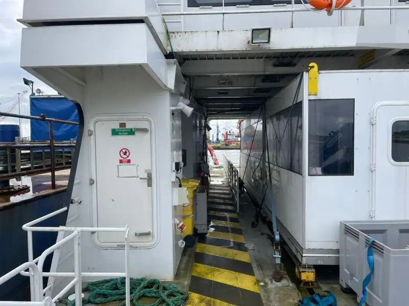 Navio porta-contêineres à venda