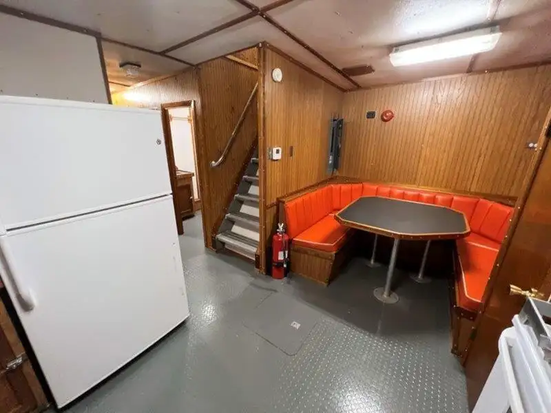 Barco de tripulação à venda