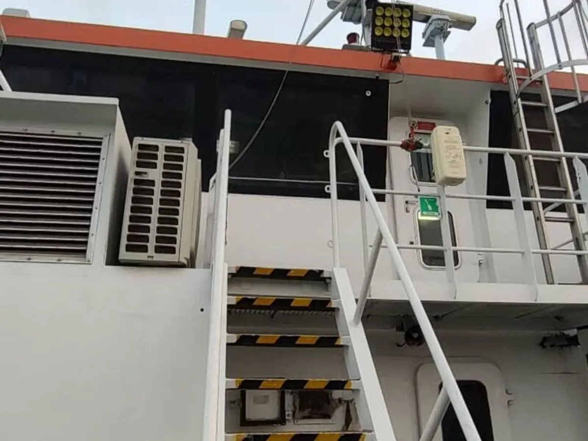 Barco de tripulação à venda