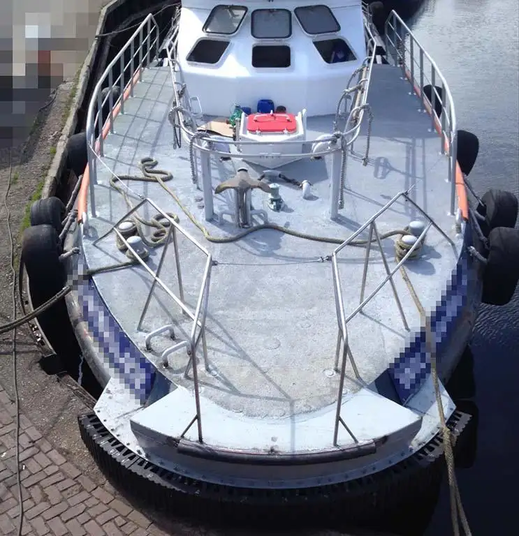Barco de tripulação à venda