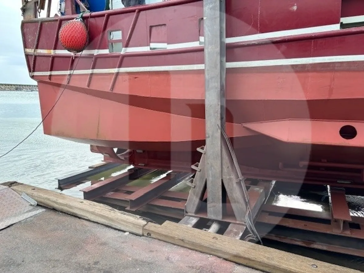 Navio transportador de peixes vivos à venda