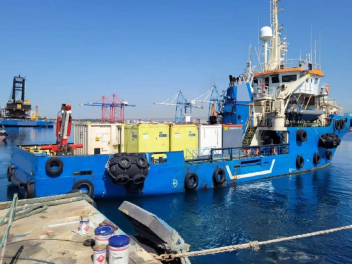 Navio de abastecimento à venda