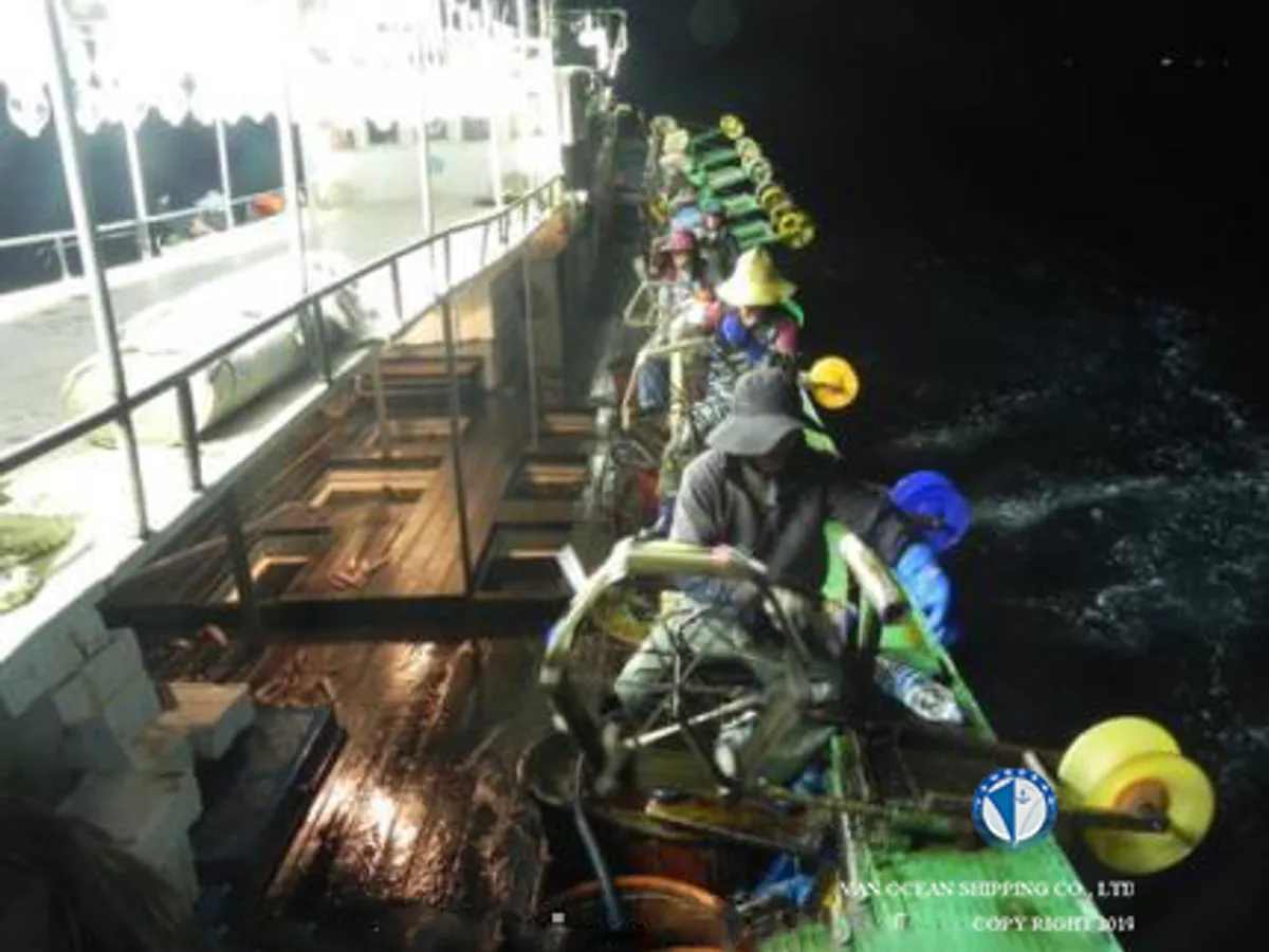 Navio de pesca de lula com anzol à venda