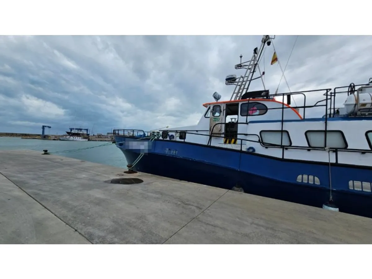 Barco de tripulação à venda