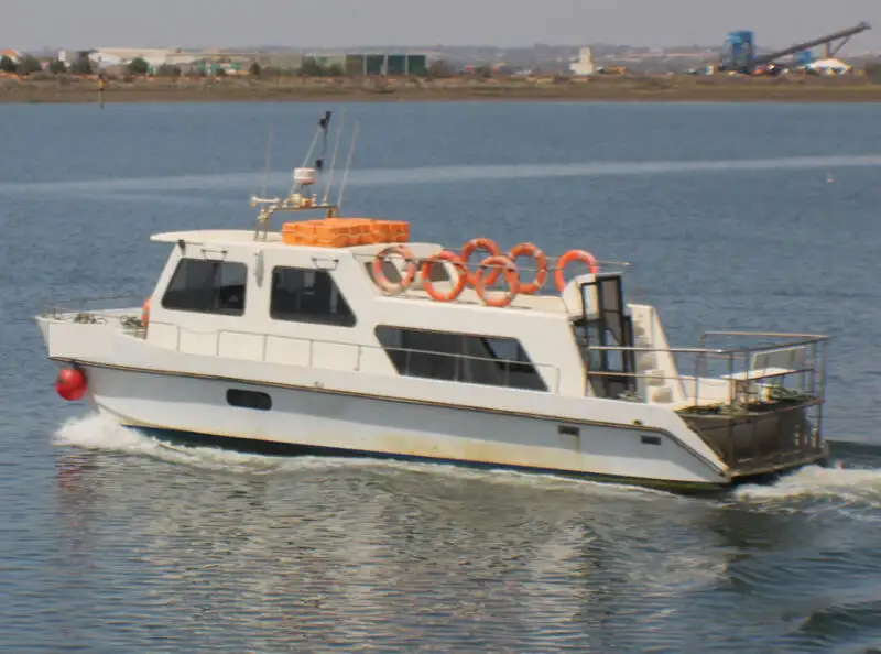 Barco de tripulação à venda