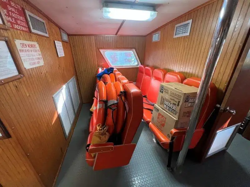 Barco de tripulação à venda