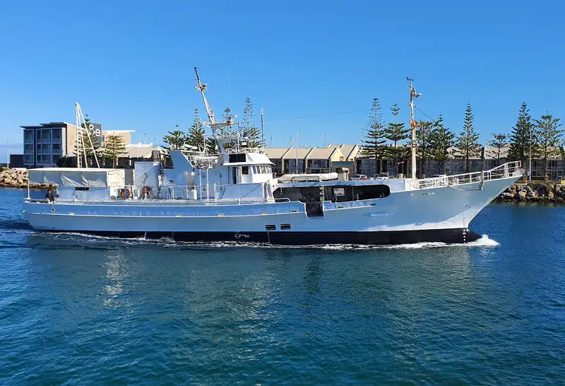 Navio de pesca de arrasto à venda