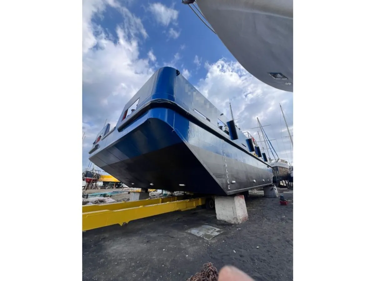 Navio porta-contêineres à venda