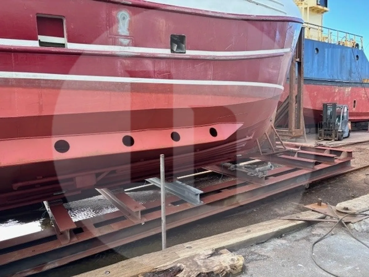 Navio transportador de peixes vivos à venda