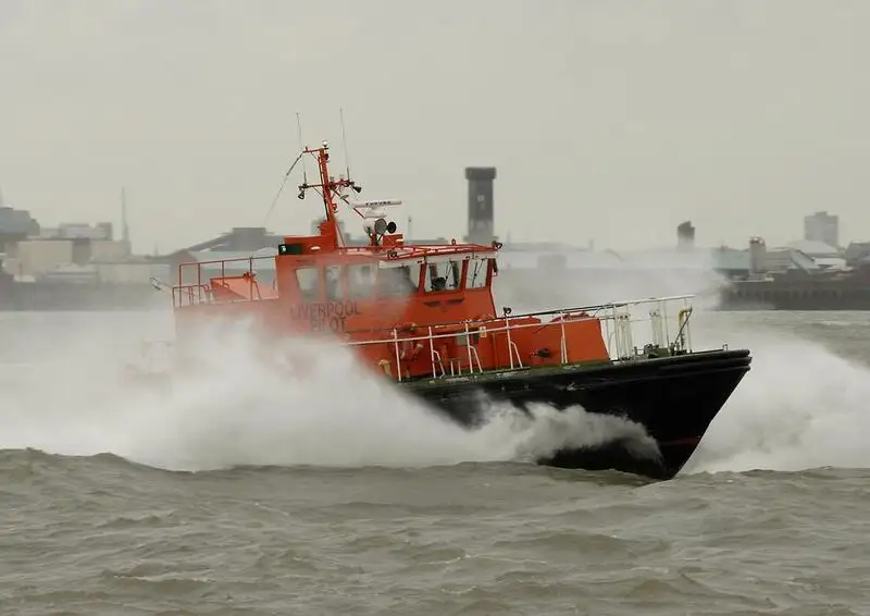 Barco de tripulação à venda