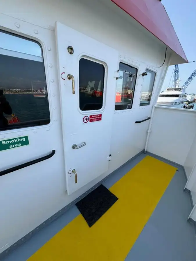 Navio porta-contêineres à venda