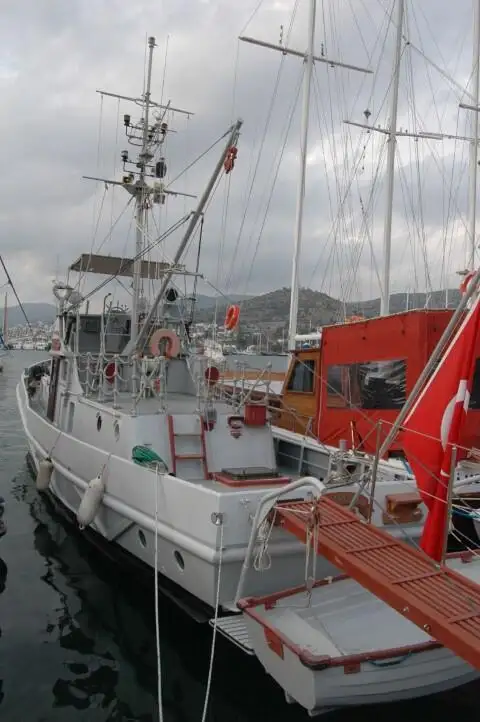 Navio de combate a incêndios à venda
