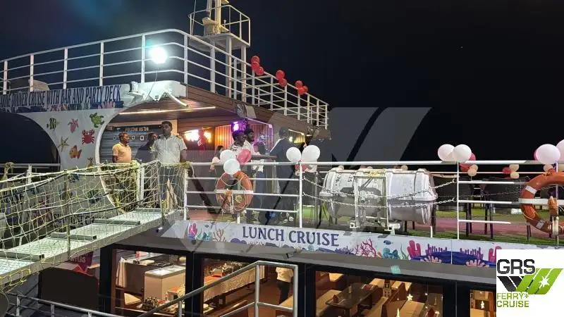 Navio restaurante à venda