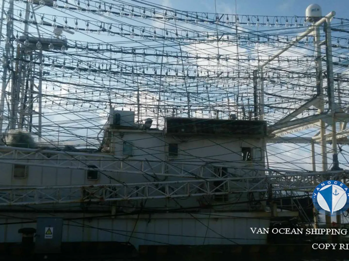 Navio de pesca de lula com anzol à venda