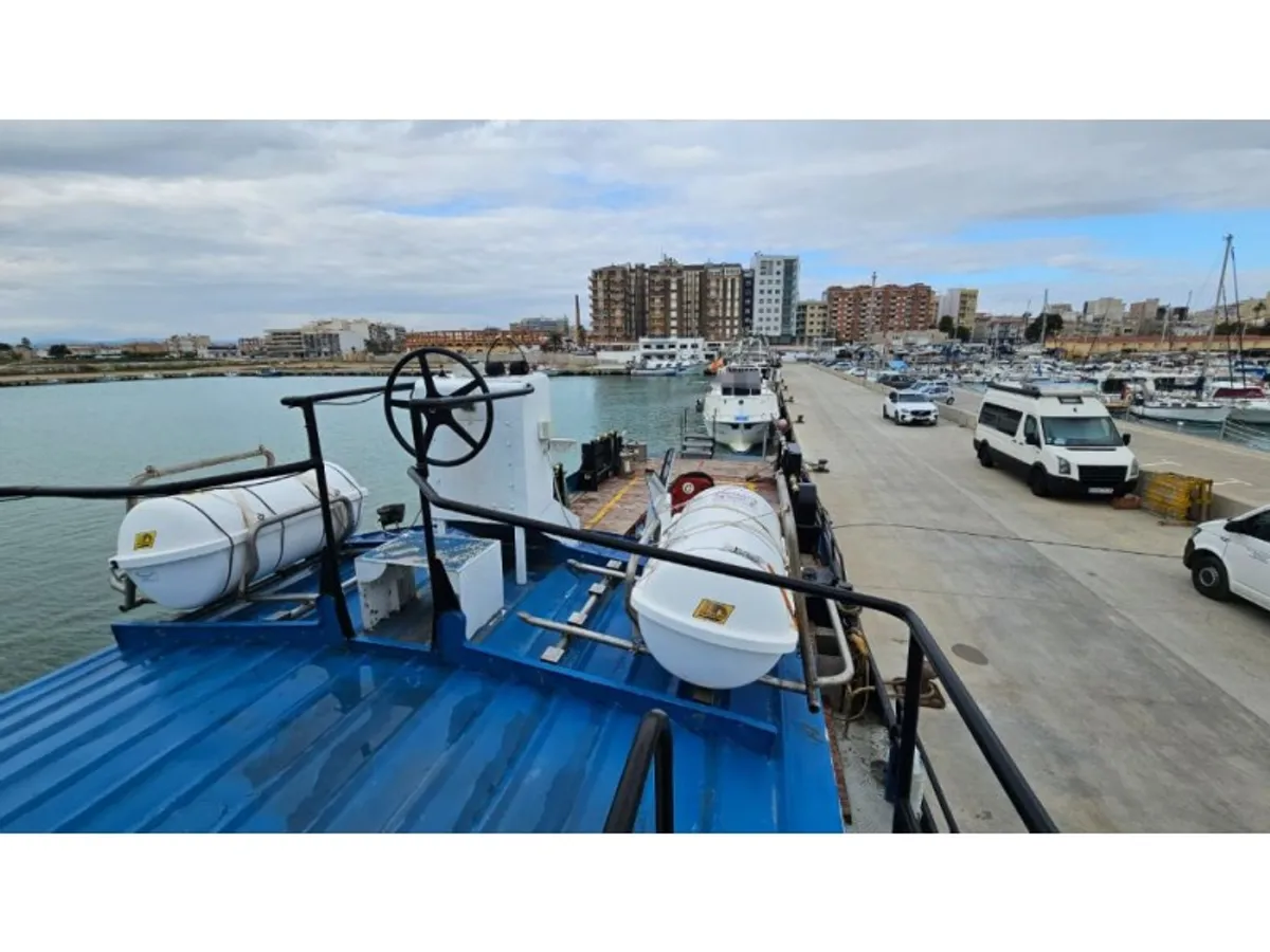 Barco de tripulação à venda