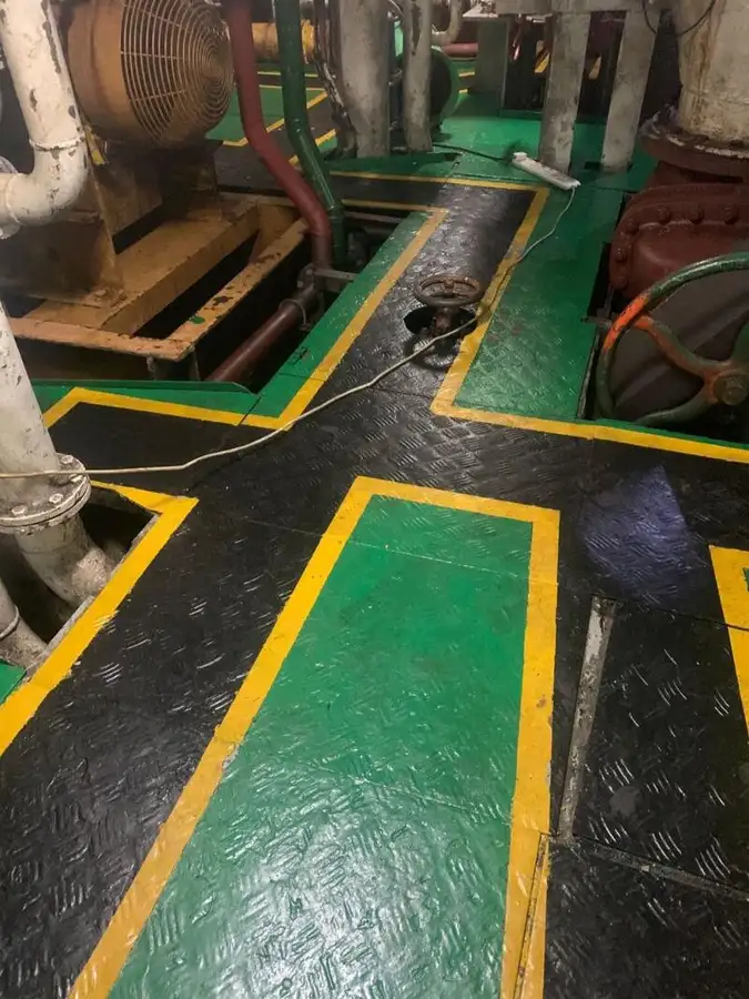 Navio de abastecimento à venda