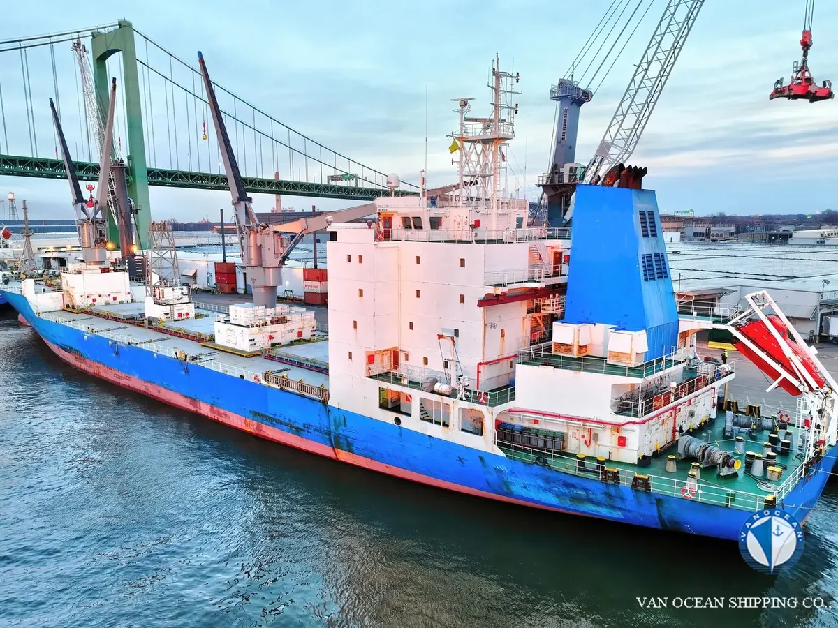 Navio frigorífico à venda