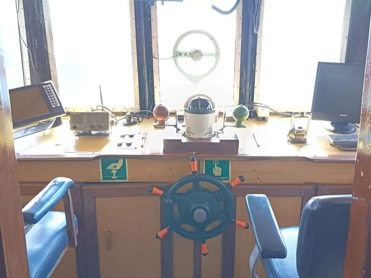 Navio de abastecimento à venda