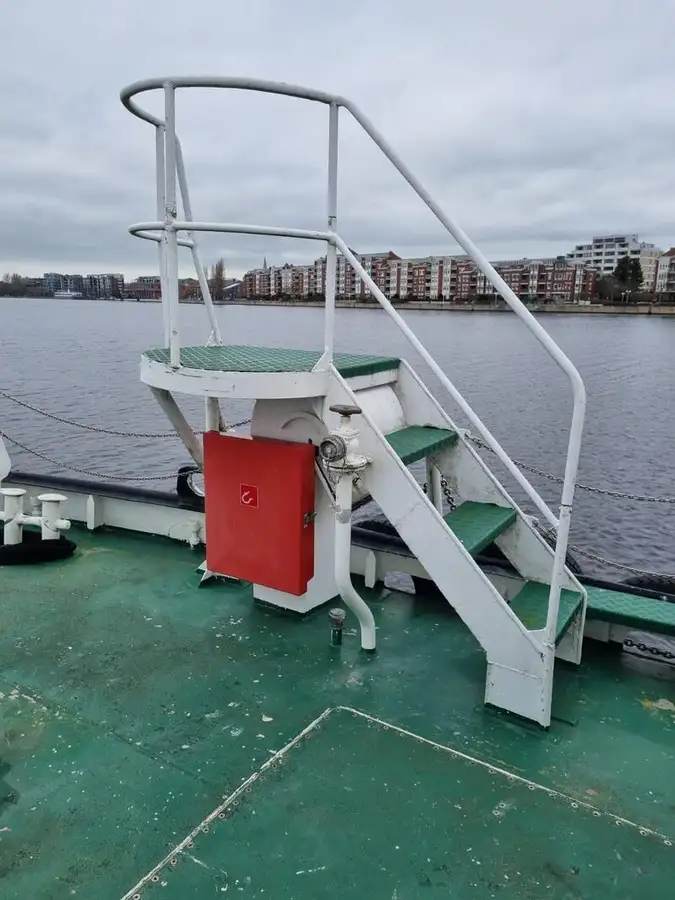 Barco de tripulação à venda