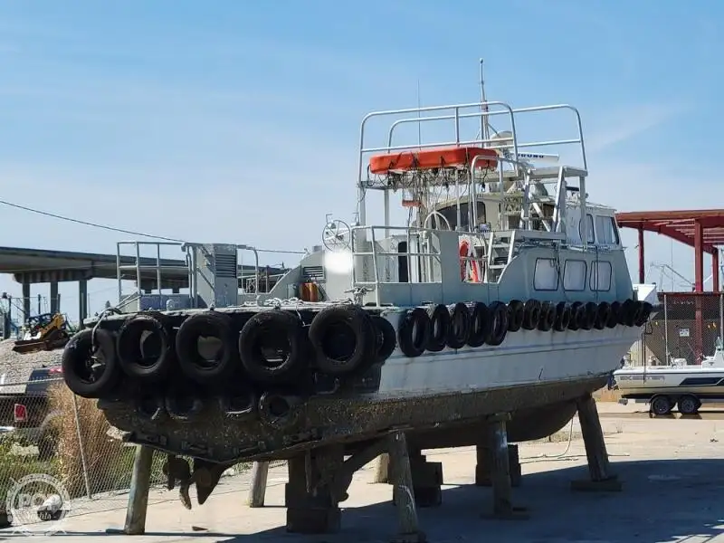 Barco de tripulação à venda