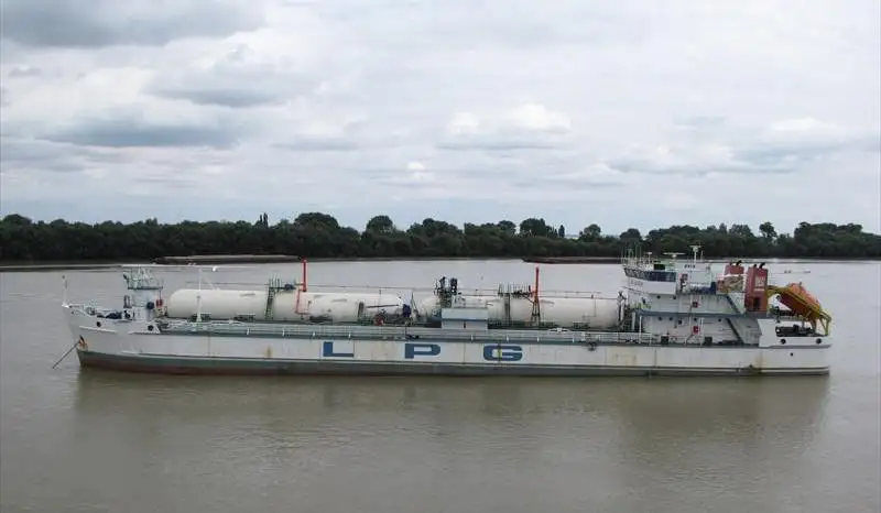 Navio transportador de GNL à venda