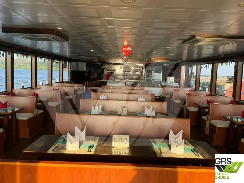 Navio restaurante à venda